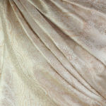 szal jedwabny ze wzorem jamawar w kolorze bezowym