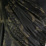 szal jedwabny ze wzorem jamawar w kolorze czarnyym