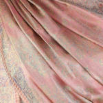 szal jedwabny ze wzorem jamawar w kolorze rozowym