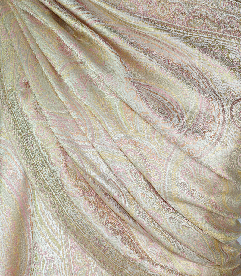 szal jedwabny ze wzorem jamawar w kolorze kremowym