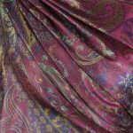 szal jedwabny ze wzorem jamawar w kolorze burgundu