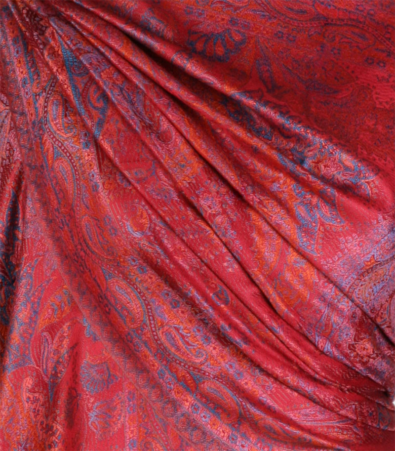 szal jedwabny ze wzorem jamawar w kolorze czerwonym