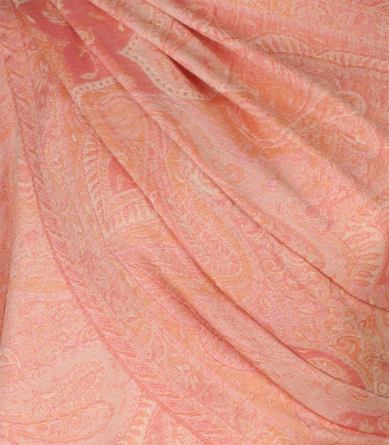 szal welniany w kolorze lososiowym z welny merino