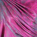 szal jedwabny ze wzorem jamawar w kolorze fuksji