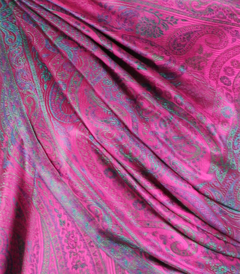 szal jedwabny ze wzorem jamawar w kolorze fuksji