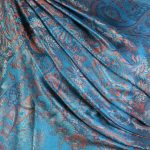 szal jedwabny ze wzorem jamawar w kolorze morskim