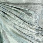 szal jedwabny ze wzorem jamawar w kolorze srebrnym