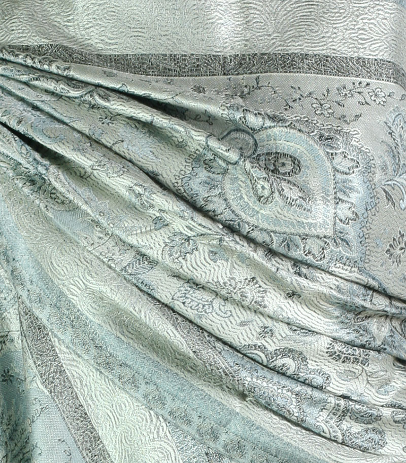 szal jedwabny ze wzorem jamawar w kolorze srebrnym