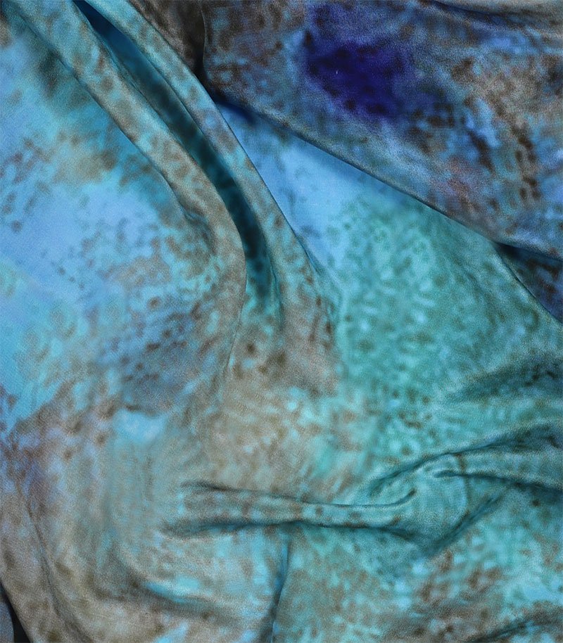 apaszka-jedwabna-w-kolorze-niebieskim