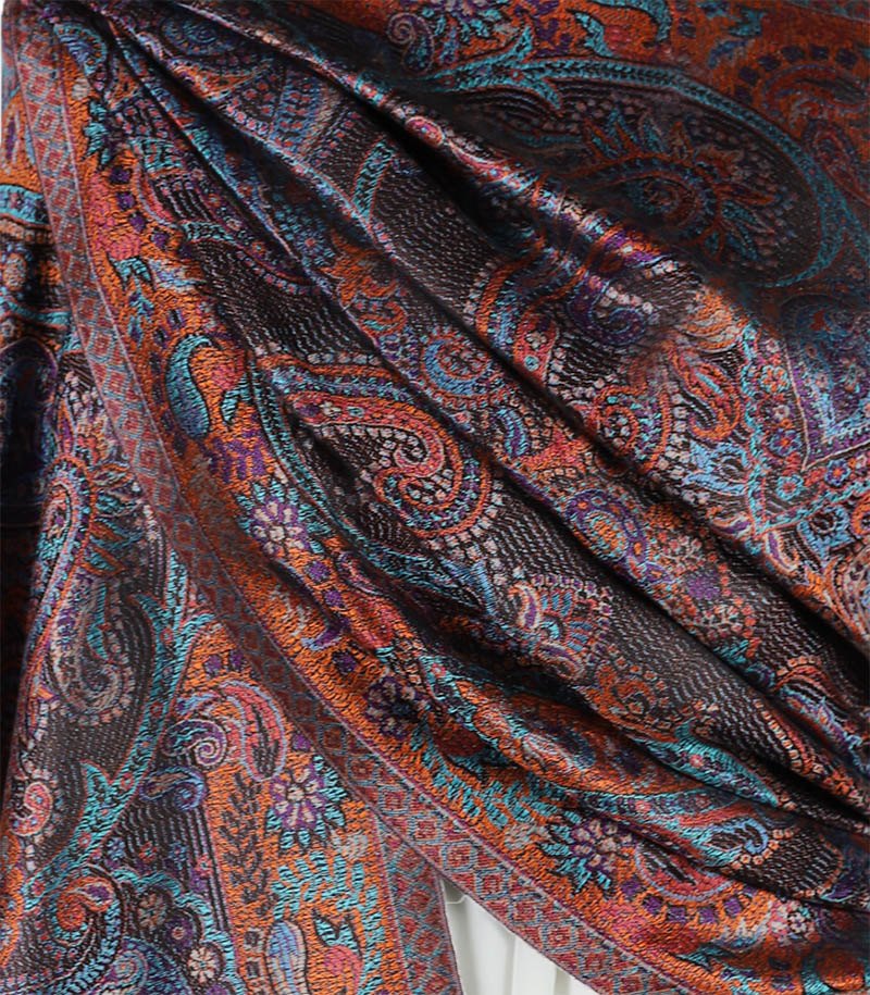 szal-jedwabny-w-kolorze-czarnym