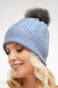 alt="czapka kaszmirowa w kolorze gołębim"