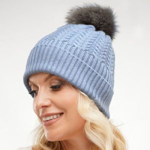 alt="czapka kaszmirowa w kolorze gołębim"