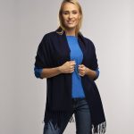 Duży szal kaszmirowy granatowy wykonany z 100% najwyżej jakości kaszmiru, elegancki design, duży rozmiar 70x190cm| Magia Kaszmiru