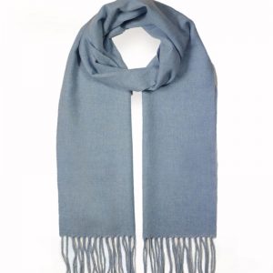 Elegancki szalik kaszmirowy w kolorze błękitnym, wykonany z najwyższej jakości kaszmiru. Miękki, stylowy dodatek idealny na chłodne dni w rozmiarze 30x170cm, EZ0113.