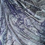 Damski granatowy szal jedwabny z wzorem paisley o wymiarach 70x200 cm, elegancki i ciepły dodatek na chłodne dni.