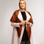 Jedwabna chusta damska miedziana, elegancki wzór jamawar, duży rozmiar 140x140cm.