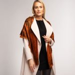 Jedwabna chusta damska miedziana, elegancki wzór jamawar, duży rozmiar 140x140cm.