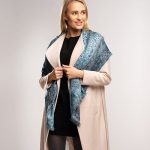 Jedwabna chusta damska niebieska, elegancki wzór jamawar, duży rozmiar 140x140cm.