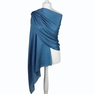 Wełniany szal damski z merynosa, miękki i delikatny denim blue, wygodny rozmiar 70x200cm, idealny do sukienki lub płaszcza.
