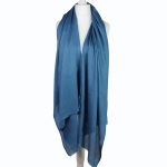 Wełniany szal damski z merynosa, miękki i delikatny denim blue, wygodny rozmiar 70x200cm, idealny do sukienki lub płaszcza.
