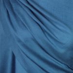 Wełniany szal damski z merynosa, miękki i delikatny denim blue, wygodny rozmiar 70x200cm, idealny do sukienki lub płaszcza.