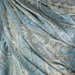 Niebieski szal z jedwabiu paisley wzór, damski wykonany z naturalnego jedwabiu.