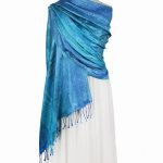 Niebieski szal z jedwabiu paisley wzór, damski wykonany z naturalnego jedwabiu.