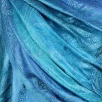 Niebieski szal z jedwabiu paisley wzór, damski wykonany z naturalnego jedwabiu.