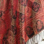 Szal z jedwabiu jamawar wzór, w kolorze bordowym, damski wykonany z naturalnego jedwabiu