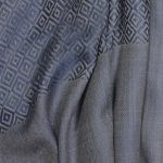 Granatowy szal z wełny merino wzór geometryczny 70x200cm.
