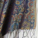 Elegancki szal jedwabny granatowy z wschodnim wzorem 70x200cm.