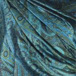 Niebieski szal jedwabny z eleganckim wzorem paisley 70x200cm.