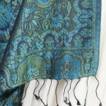 Niebieski szal jedwabny z eleganckim wzorem paisley 70x200cm.