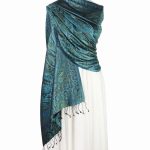 Niebieski szal jedwabny z eleganckim wzorem paisley 70x200cm.
