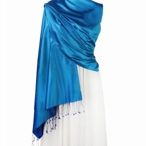 Elegancki niebieski szal jedwabny jednokolorowy 70x200cm do sukienki.