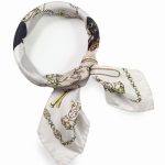 Mała apaszka włoska jedwabna 65x65 Marina D'Este do eleganckich stylizacji.