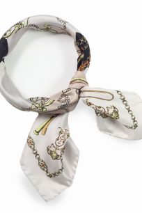Mała apaszka włoska jedwabna 65x65 Marina D'Este do eleganckich stylizacji.