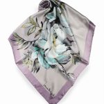 Elegancka szara apaszka jedwabna mała włoska 65x65 Laura Biagiotti kwiatowa.