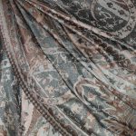 Beżowy szal jedwabny wieczorowy 55x180 z eleganckim wschodnim wzorem