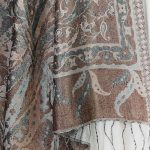 Beżowy szal jedwabny wieczorowy 55x180 z eleganckim wschodnim wzorem