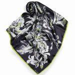 Elegancka apaszka gawroszka włoska 65x65 czarna kwiatowa.