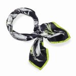 Elegancka apaszka gawroszka włoska 65x65 czarna kwiatowa.