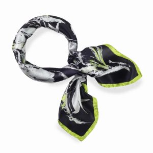 Elegancka apaszka gawroszka włoska 65x65 czarna kwiatowa.