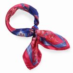 Mała apaszka jedwabna różowa 65x65 włoska z eleganckim wzorem.