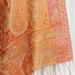 Elegancki szal jedwabny miedziany ze wzorem pailey 55x180 do stylizacji wieczorowych