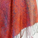 Elegancki sxzal jedwabny wzór paisley w kolorze miedzianym 70x200 do sukienki wieczorowej.