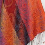Elegancki szal jedwabny miedziany ze wzorem pailey 70x200 do stylizacji wieczorowych