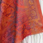 Elegancki szal jedwabny miedziany z wschodnim wzorem 70x200 do sukienki