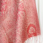 Różowy szal jedwabny wieczorowy z wzorem paisley 55x180