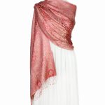 Różowy szal jedwabny wieczorowy z wzorem paisley 55x180